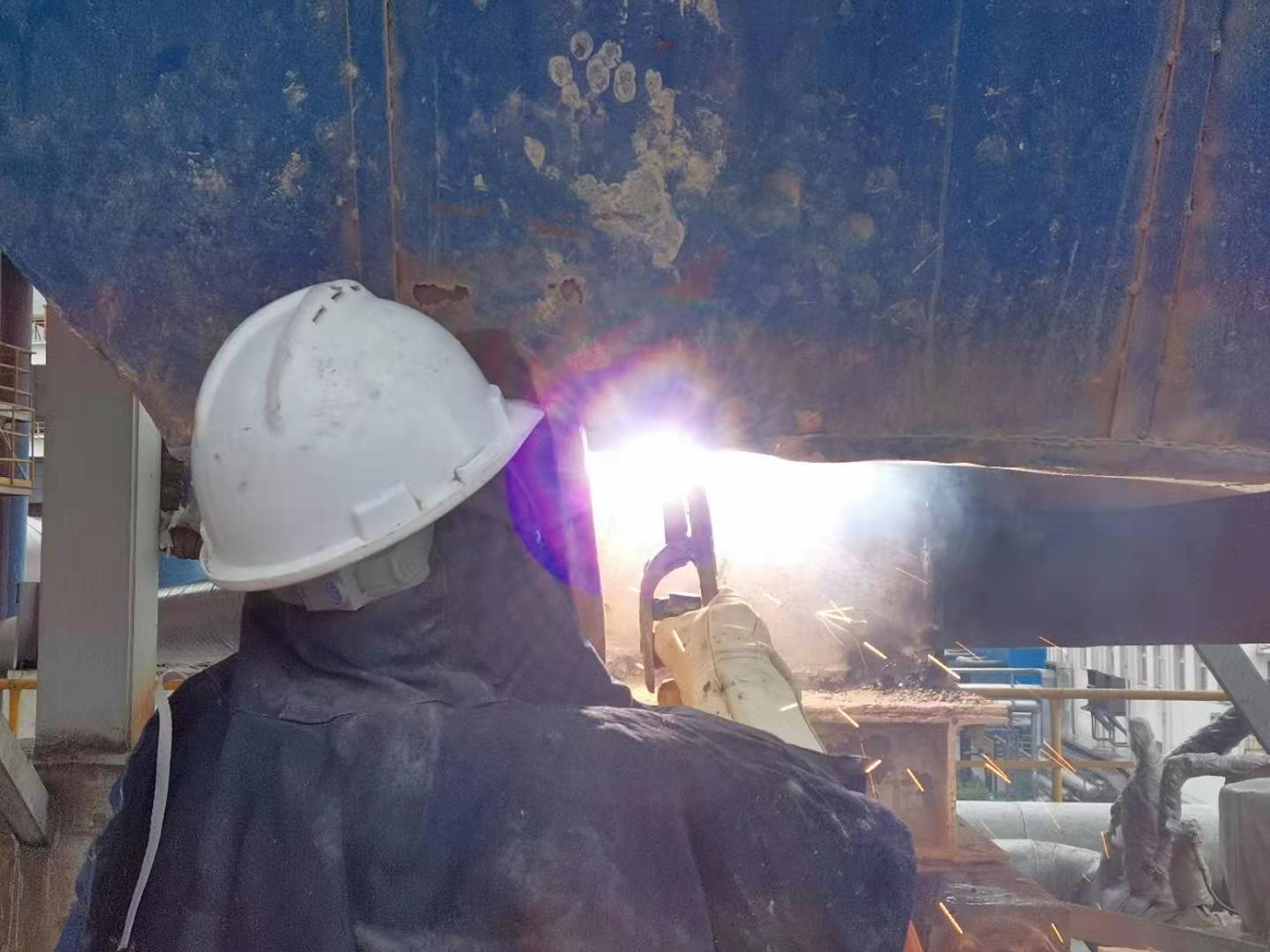 3修整二號(hào)窯尾爐下灰斗.jpg 3修整二號(hào)窯尾爐下灰斗.jpg