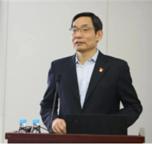 穿西裝的人&#xA;&#xA;描述已自動生成